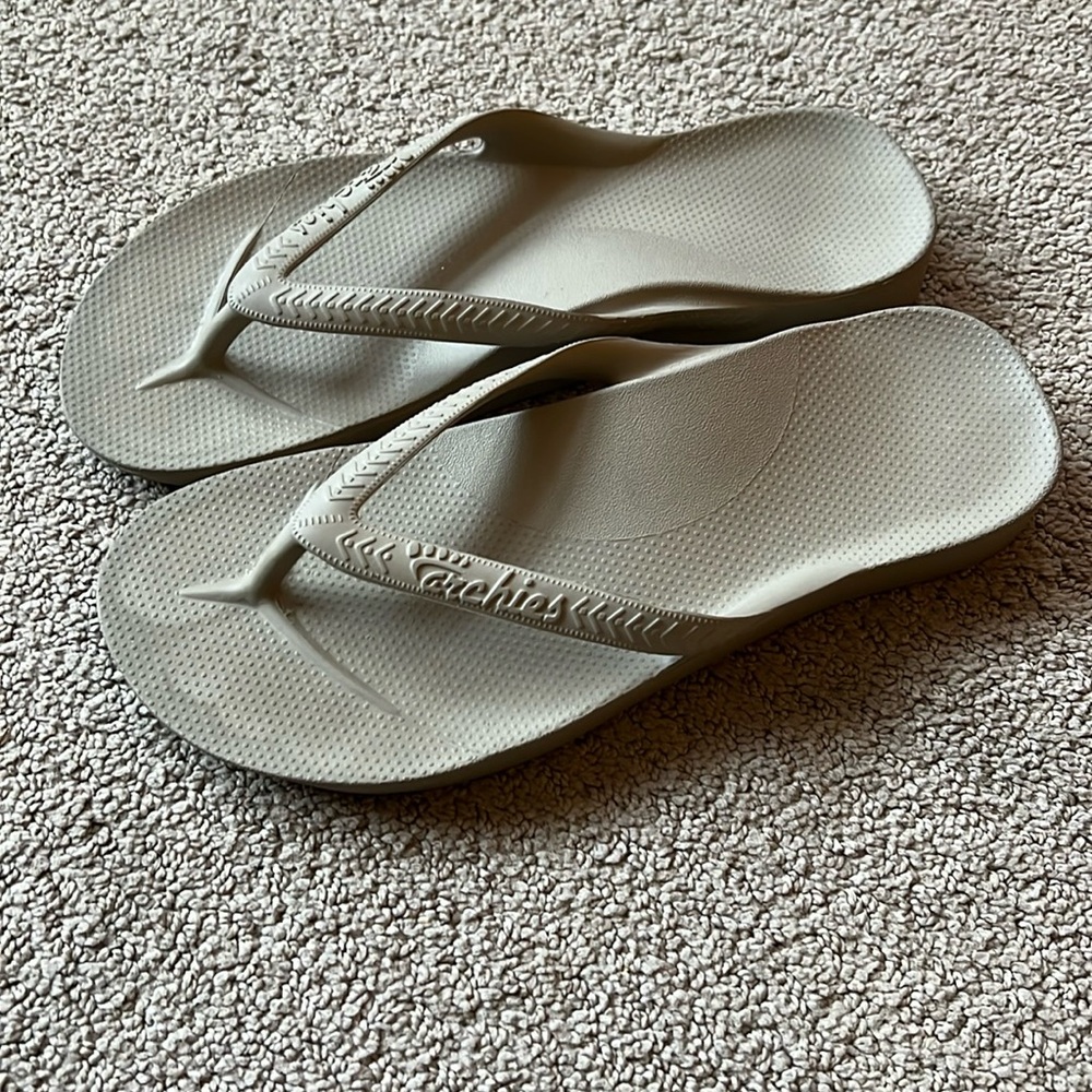 Archie's Taupe flip flops women's size 6
